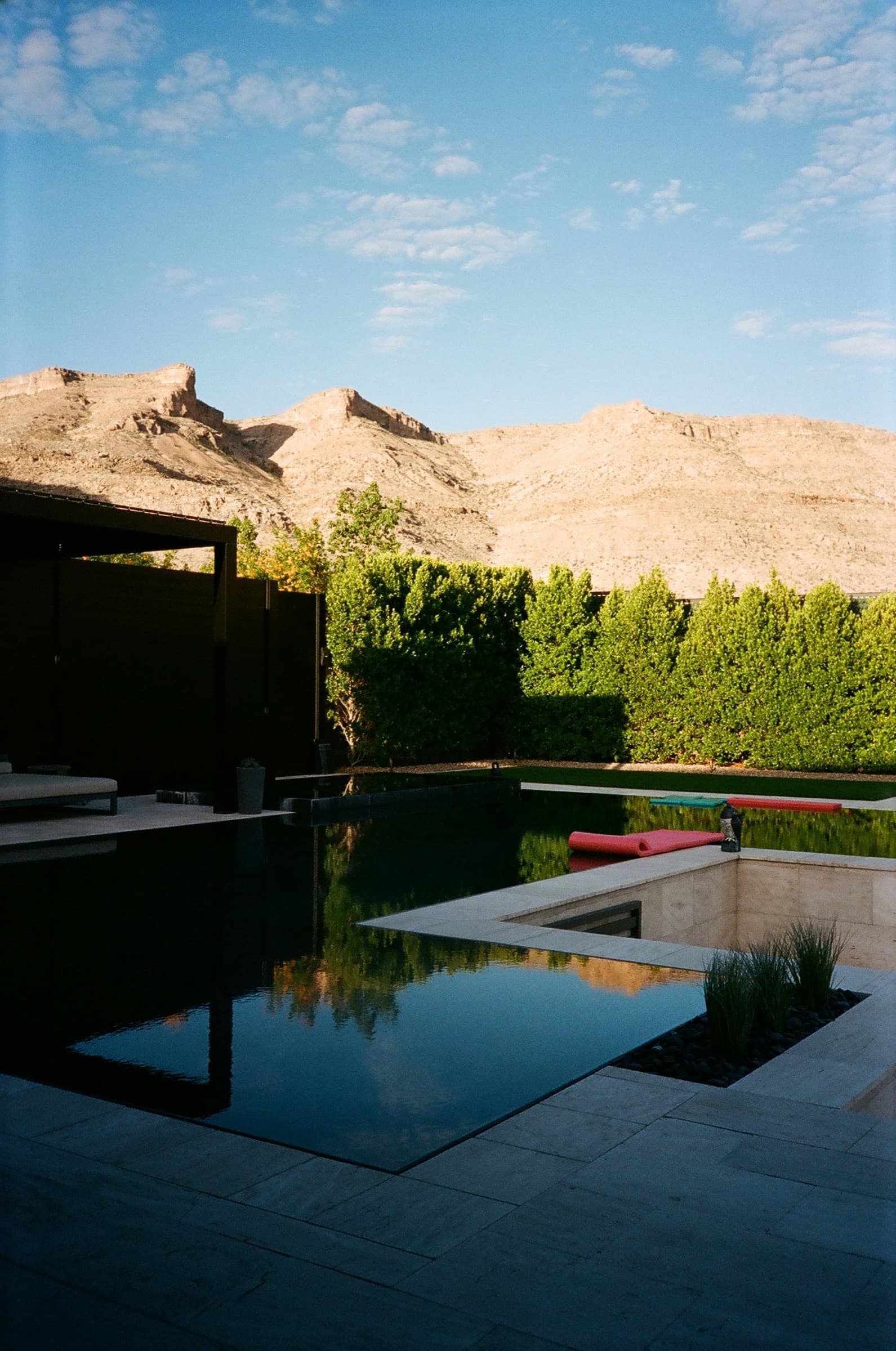 PHOTO 1 — DUSK HERO, RED ROCK